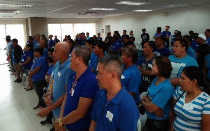 <p><strong>LIVELIHOOD ASSISTANCE.</strong> The Iloilo city government extends PHP10,000 aid to each of the 84 drug surrenderers for their livelihood program in a ceremony held at the City Hall Penthouse on Wednesday (March 28, 2018).<em> (Photo by Perla Lena)</em></p>